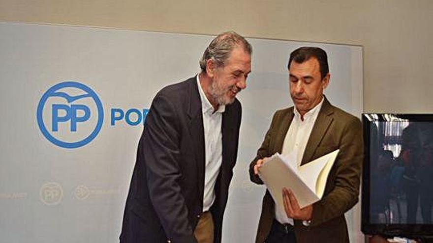 A la izquierda Juan Dúo, presidente del PP local, y Fernando Martínez Maíllo (a la derecha) en Benavente.