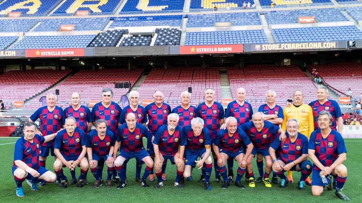 El equipo de la Agrupació de Jugadors del FC Barcelona que actuó con camiseta azulgrana