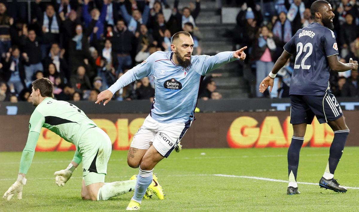 Borja Iglesias señala hacia Williot, autor de la asistencia de gol, tras superar a Courtois y con Rüdiger de espalda a la celebración de los célticos.