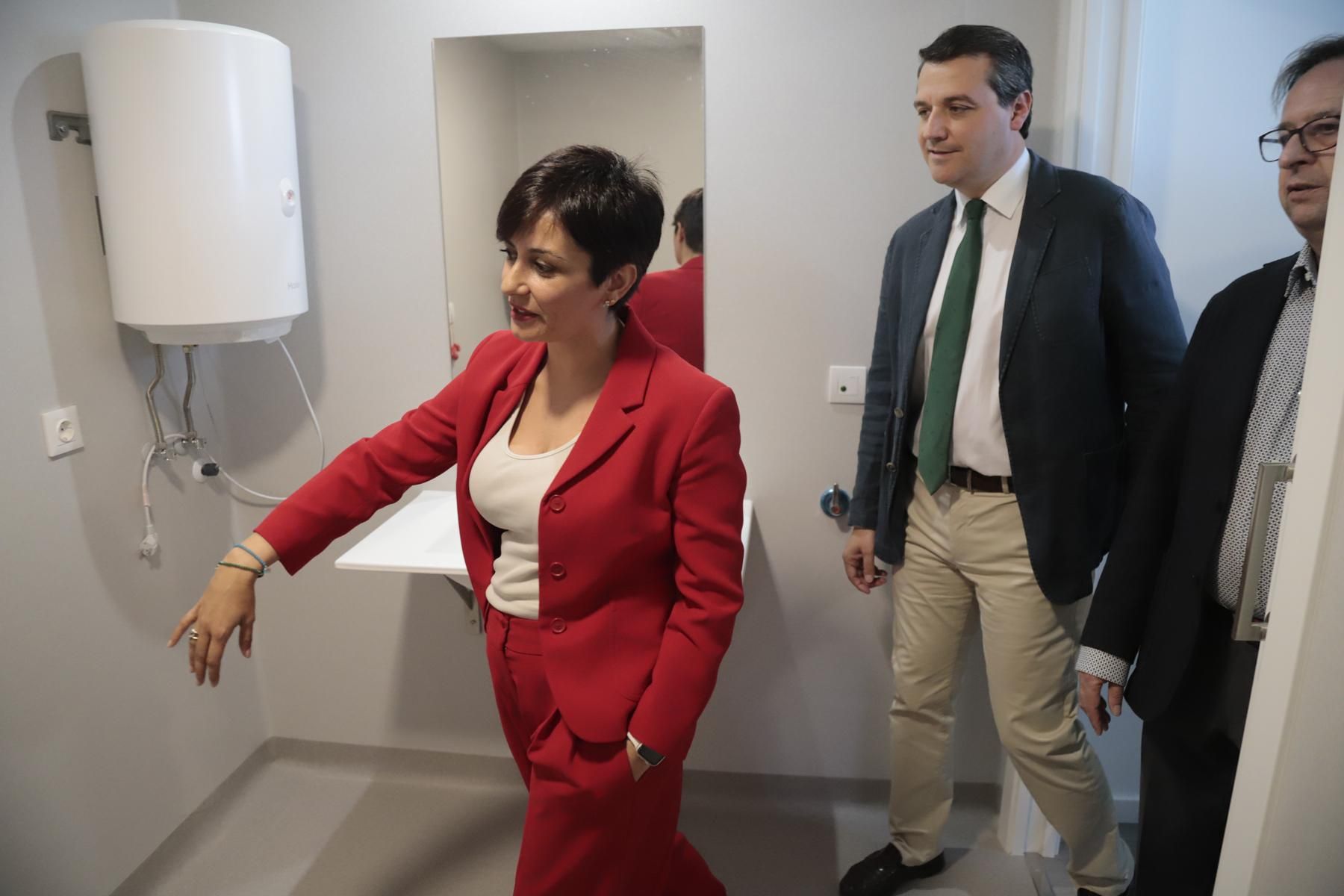 La ministra Isabel Rodríguez visita las viviendas de alquiler de mayores de Sama Naharro