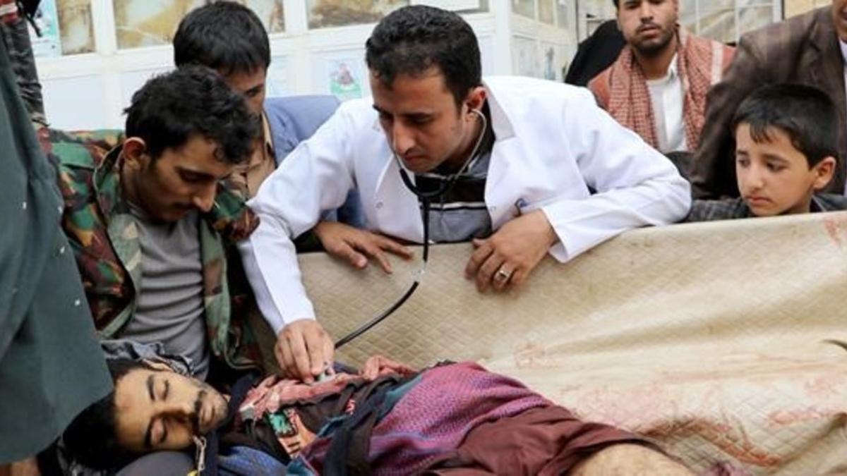 Llegada al hospital de Saada (Yemen) del cadáver de un hombre caído durante un ataque aéreo en la población.