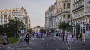 La Plaza del Ayuntamiento de València tomada ya por los peatontes en su primera semana sin coches