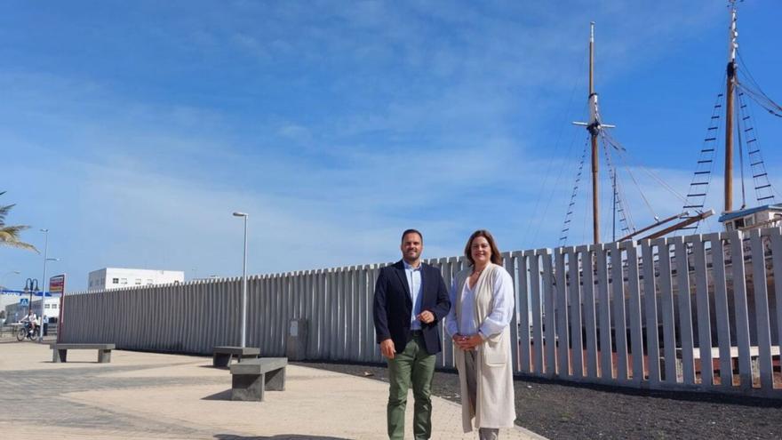 Yonathan de León y Beatriz Calzada, ayer, en Puerto de Naos. | | PRENSA ARRECIFE