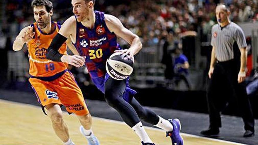 Claver buscant una entrada davant San Emeterio.