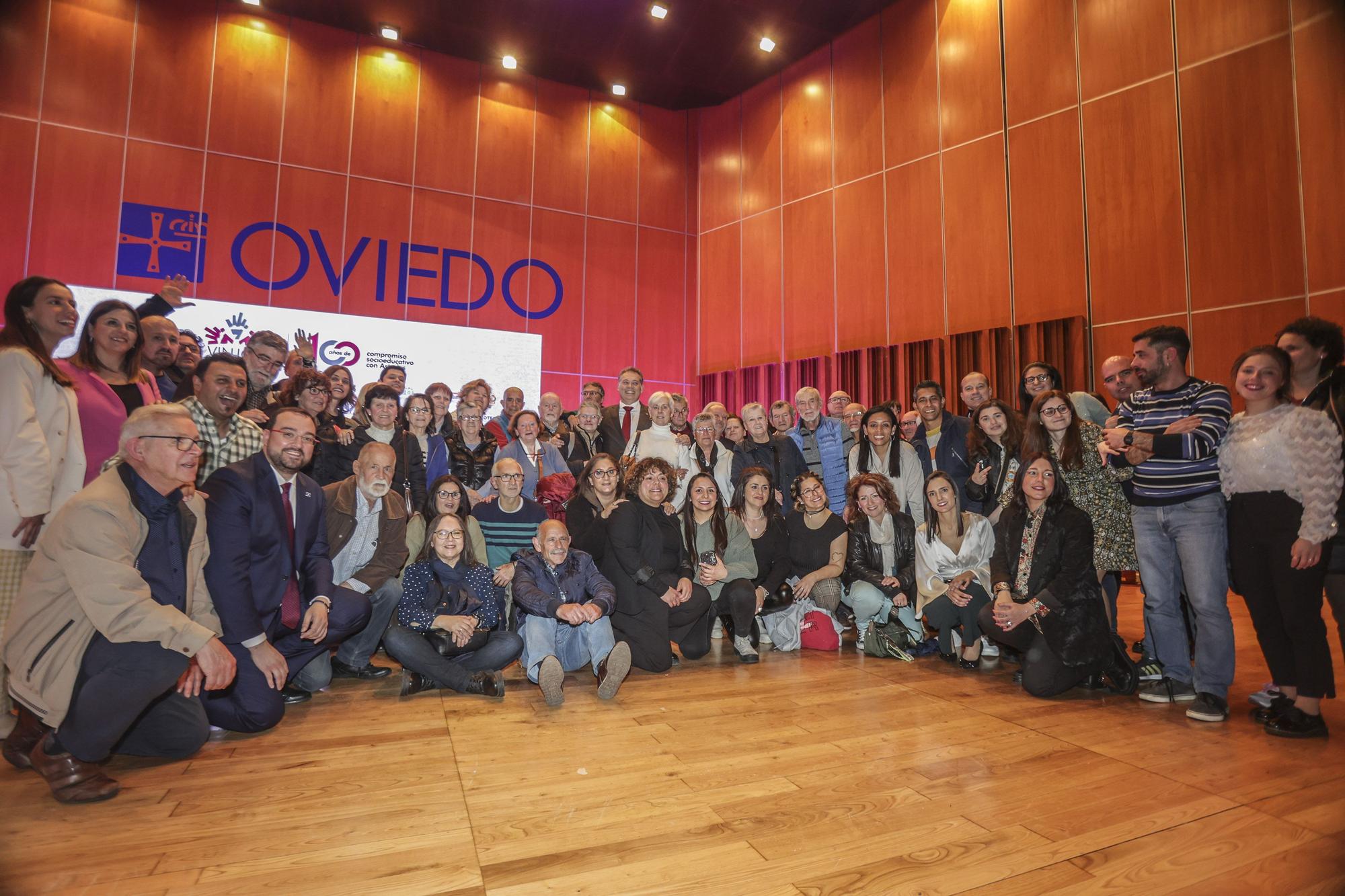 EN IMÁGENES: La Fundación Vinjoy celebra un siglo de milagro social con 1.300 abrazos