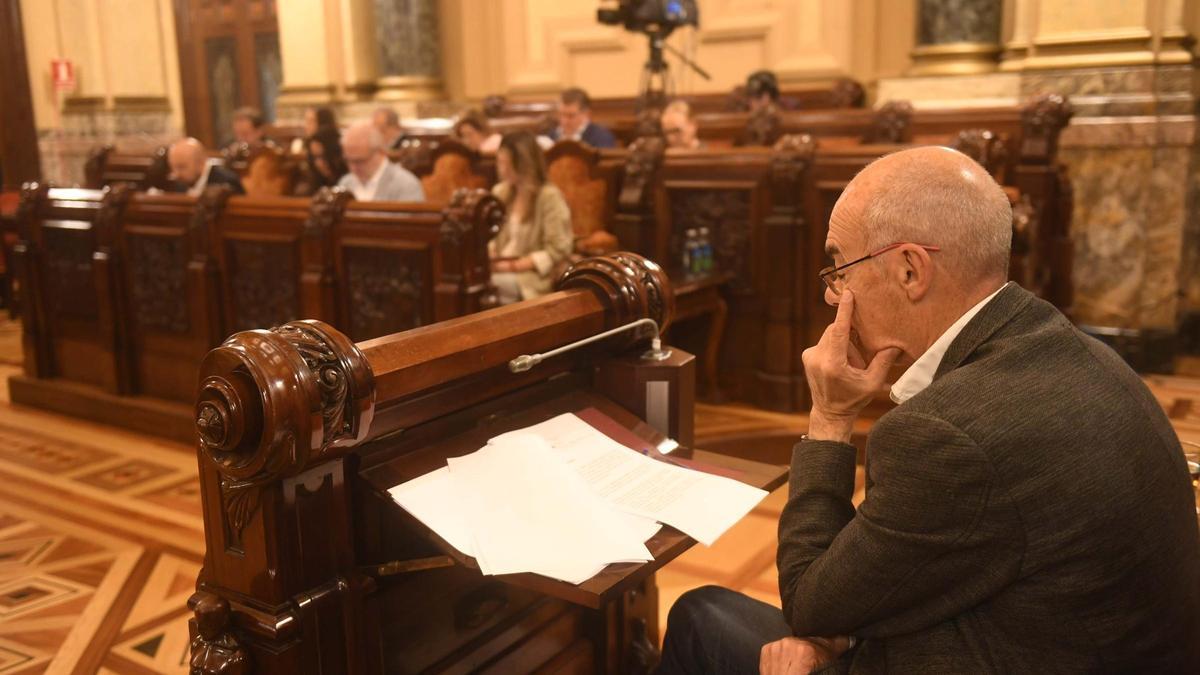 El portavoz municipal del BNG, Francisco Jorquera, con ediles socialistas al fondo.