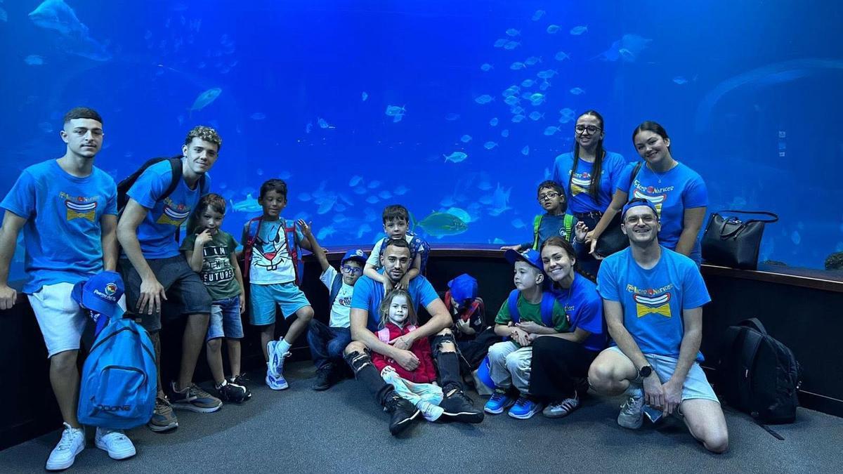 Voluntarios de la asociación Felices con Narices con algunos niños en el campus de verano, el verano pasado