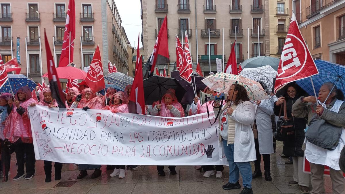 Concentración de las trabajadoras del SAD en la Plaza de la Villa de Madrid.