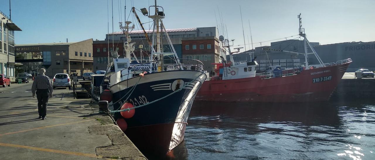 Dos palangreros amarrados en el puerto de O Berbés.