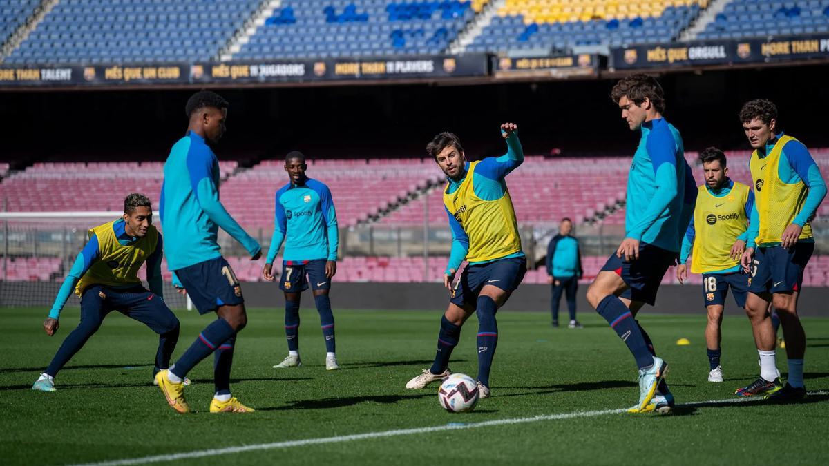 Piqué, en el centro del rondo durante el entrenamiento del Barça en el Camp Nou.