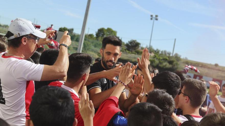 Recibimiento de la hinchada a Jon Villanueva a su entrada al estadio durante el partido entre el Zamora CF y el Haro Deportivo
