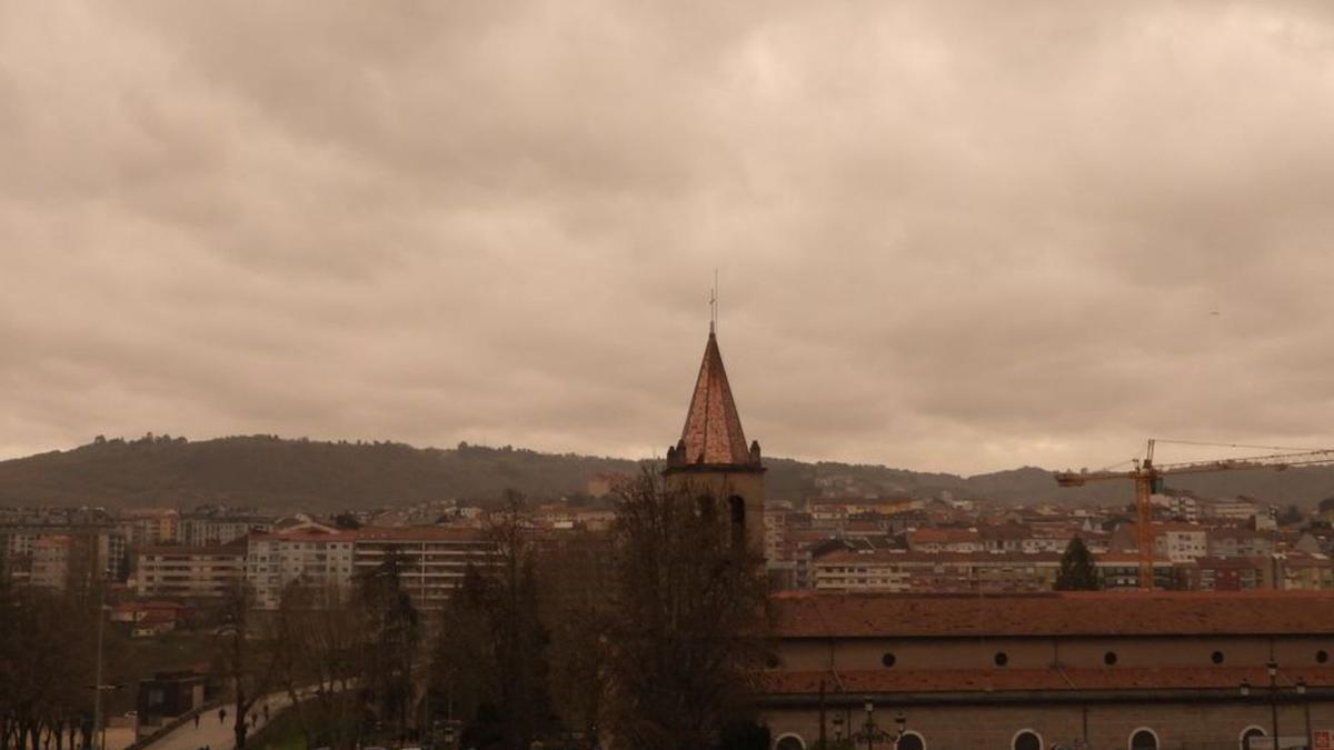 El tono cobrizo del cielo, ayer, en Ourense.