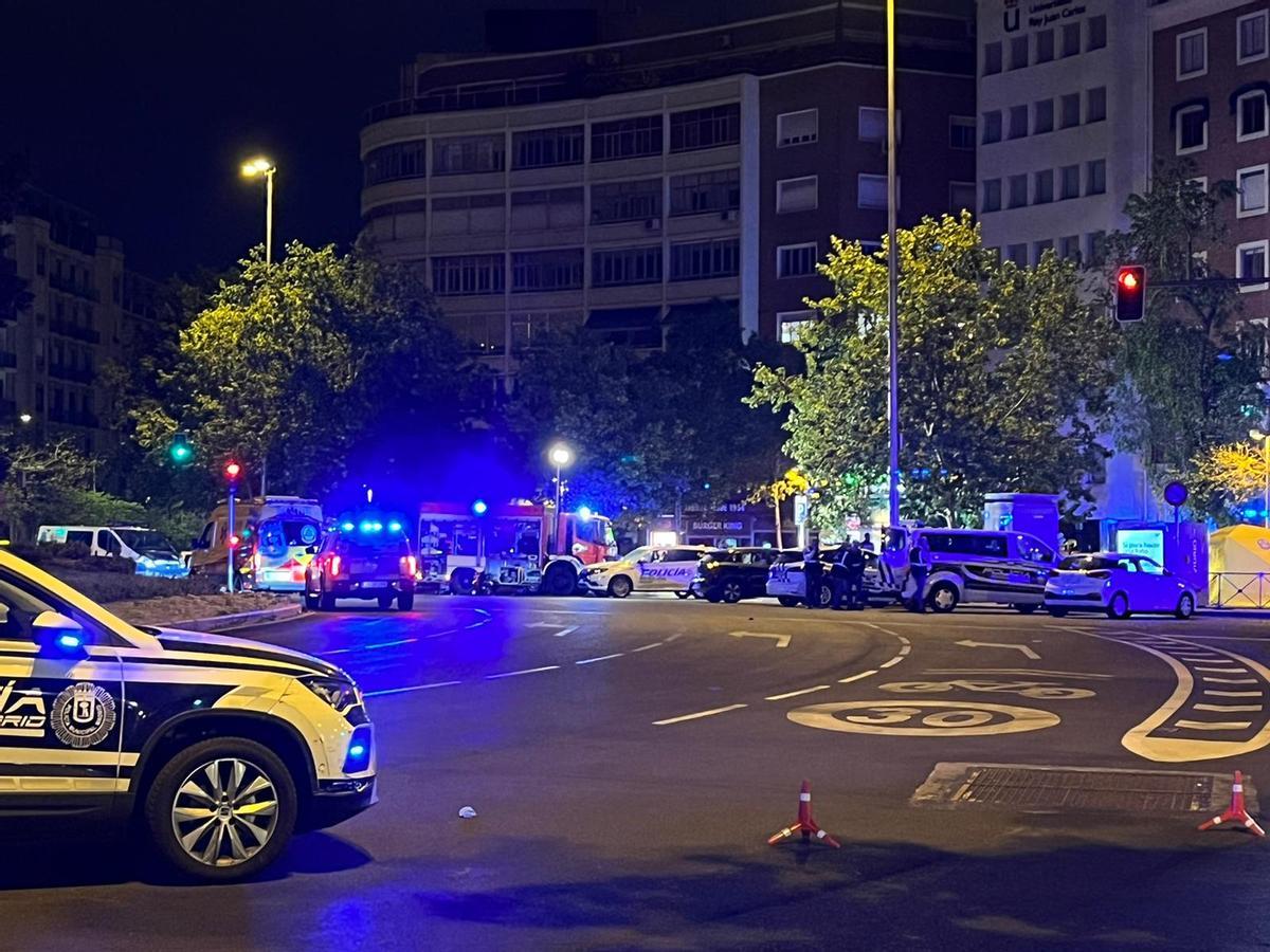 Bomberos y ambulancias en la puerta del restaurante incendiado en Madrid.