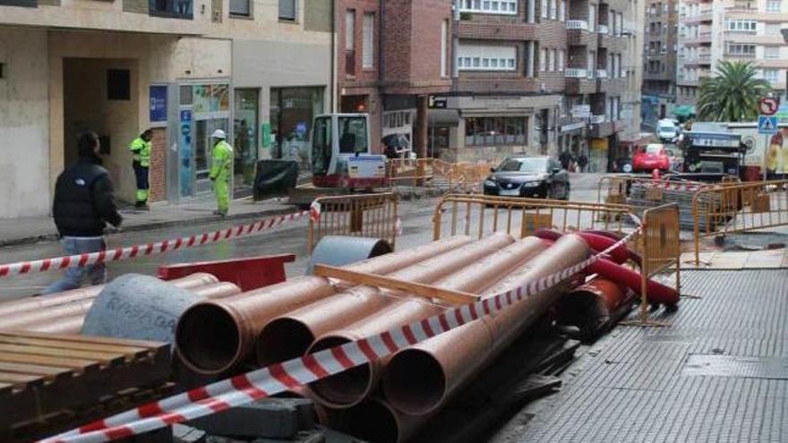 Obras en la calle Falo Moro de la Pola para mejorar el saneamiento