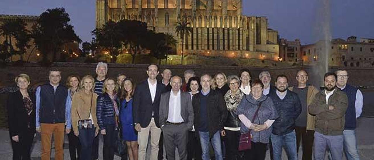 La incógnita de los zapatos azul claro en la foto de Bauzá. La imagen ha sido publicada en la cuenta oficial de Facebook de José Ramón Bauzá. Allí se ven los zapatos azul claro sin el cuerpo de su dueña.