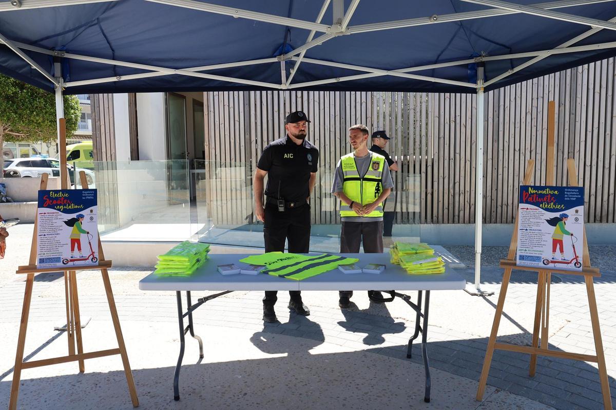 Galería: campaña de concienciación y control sobre la circulación de patinetes eléctricos en Sant Antoni