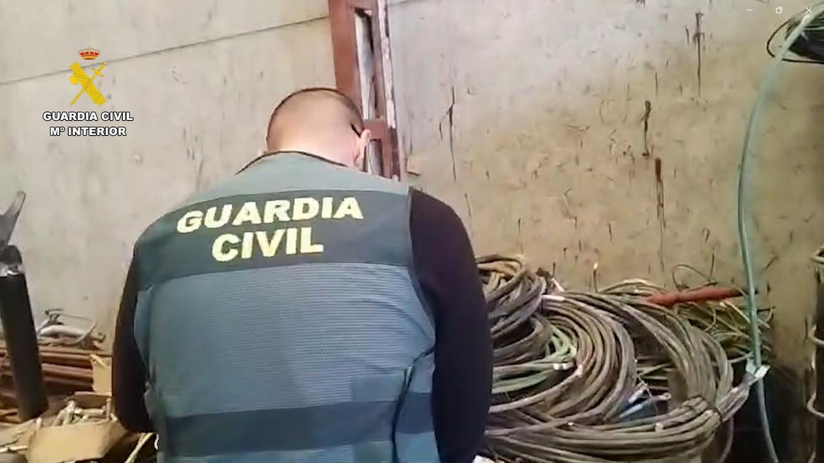 Un agente durante la investigación del robo del cableado