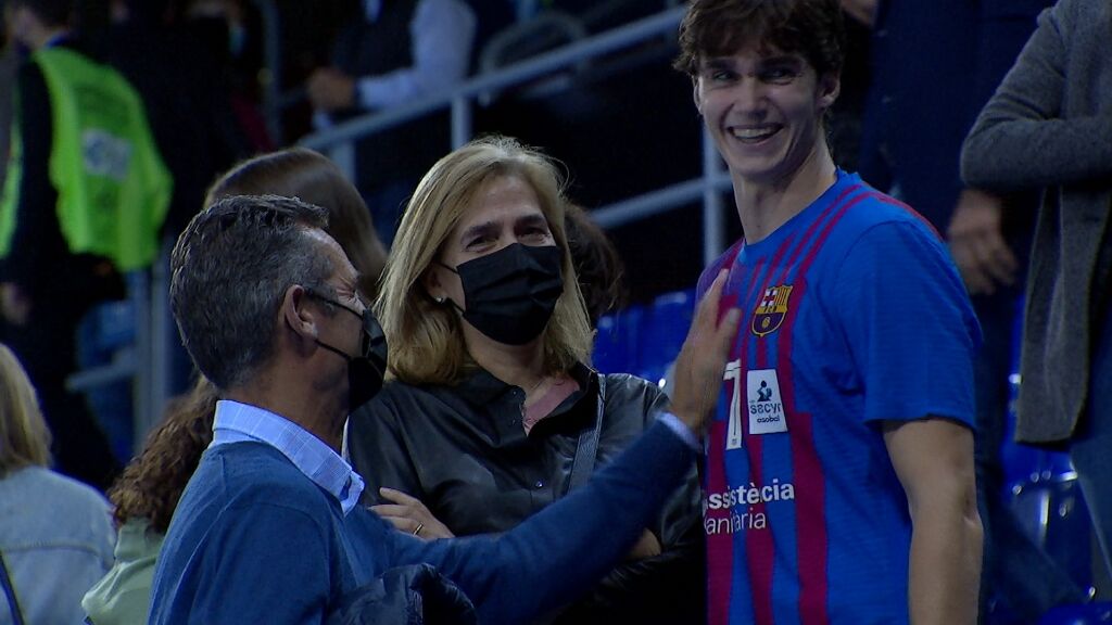 Pablo Urdangarin, con sus padres tras su debut en el Palau.