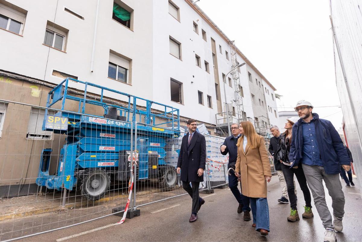 Visita a las viviendas rehabilitadas en la calle Benicanena.