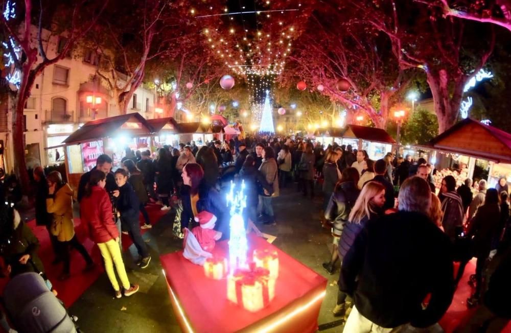 Ple absolut a la Rambla de Figueres en la inauguració del Mercat de Nadal.