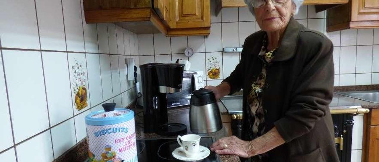 Lada Lizane, preparando el café, en su cocina.