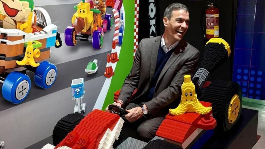 Pedro Sánchez se pasa por un día a los videojuegos y se divierte con el 'Mario Kart'