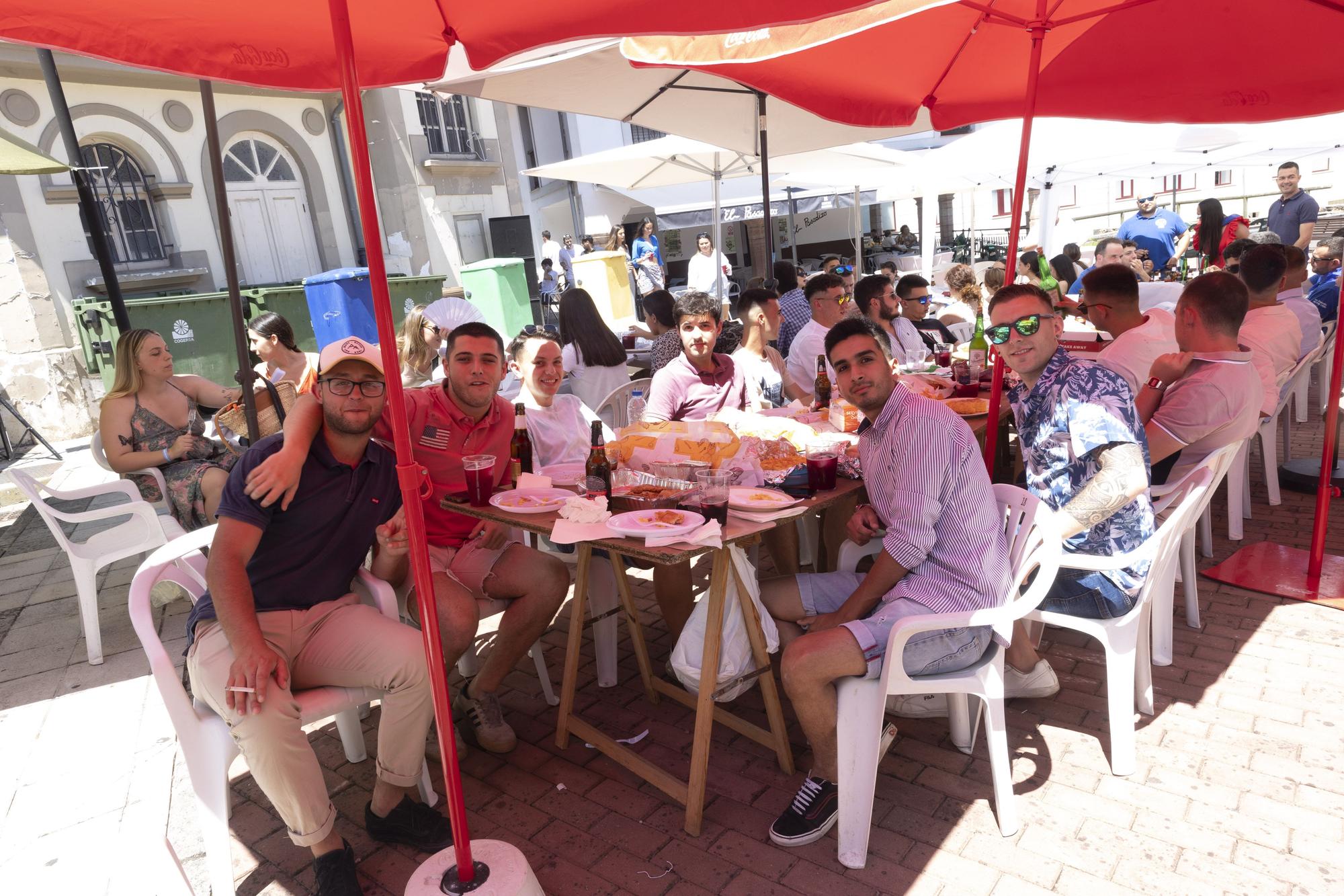 Grado hasta la bandera: lleno total en la comida en la calle de la villa moscona, más multitudinaria que nunca