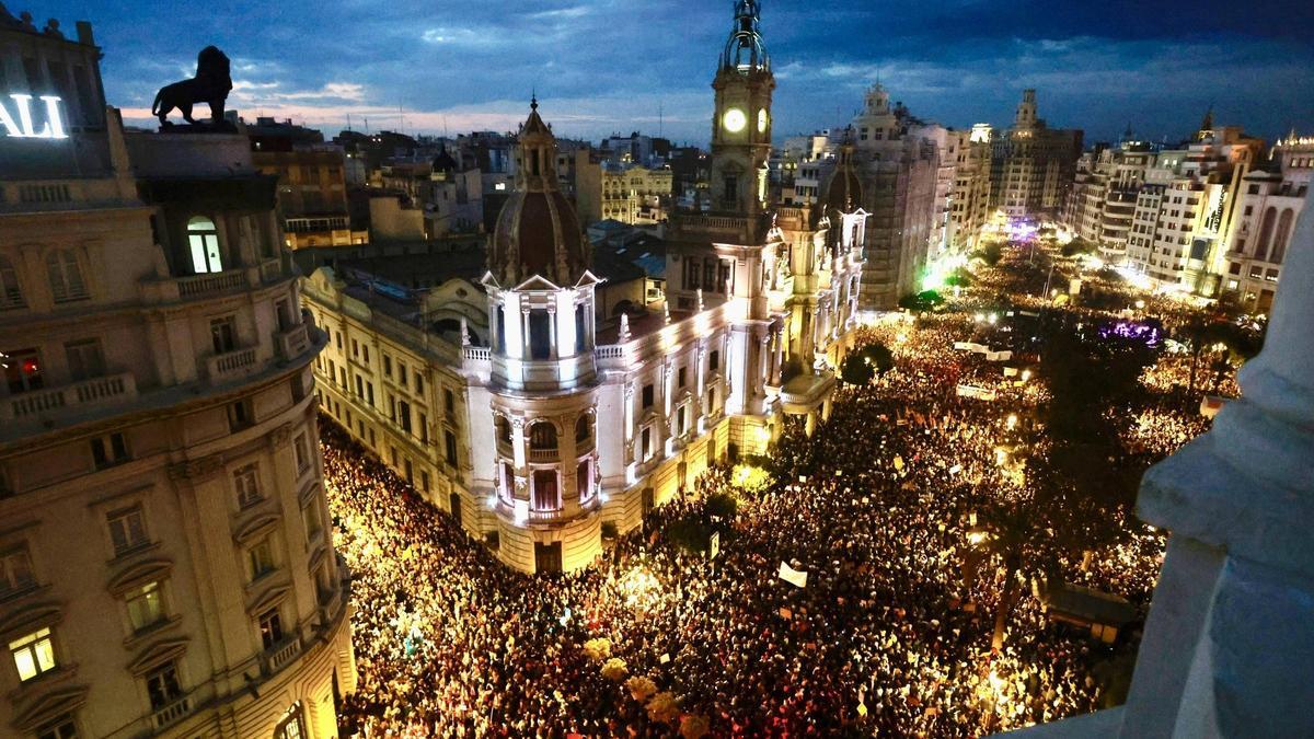 Imagen de archivo de la primera manifestación contra Mazón en València por su gestión de la dana del 29 de octubre.