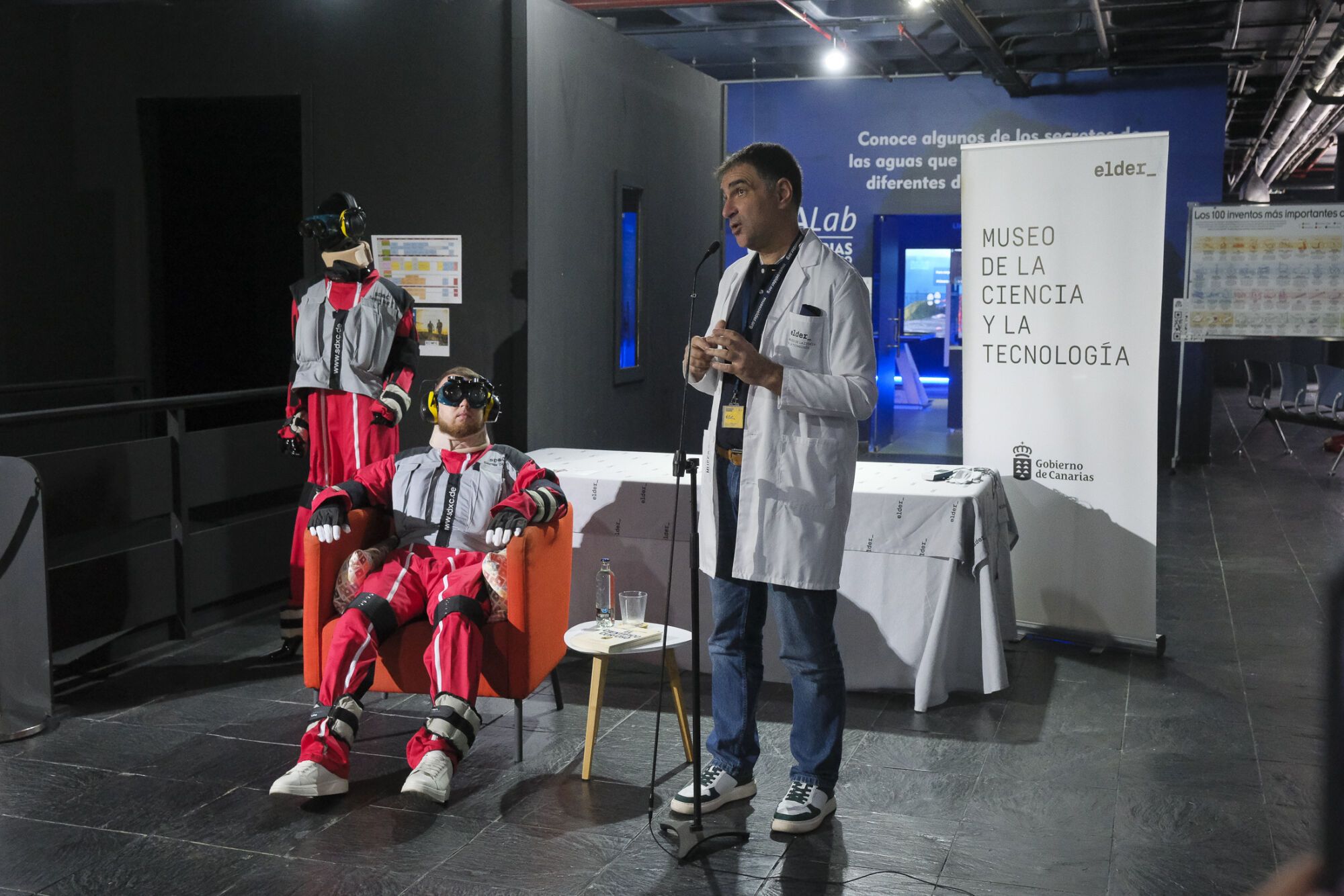 Traje en el Museo Elder que simula el envejecimiento