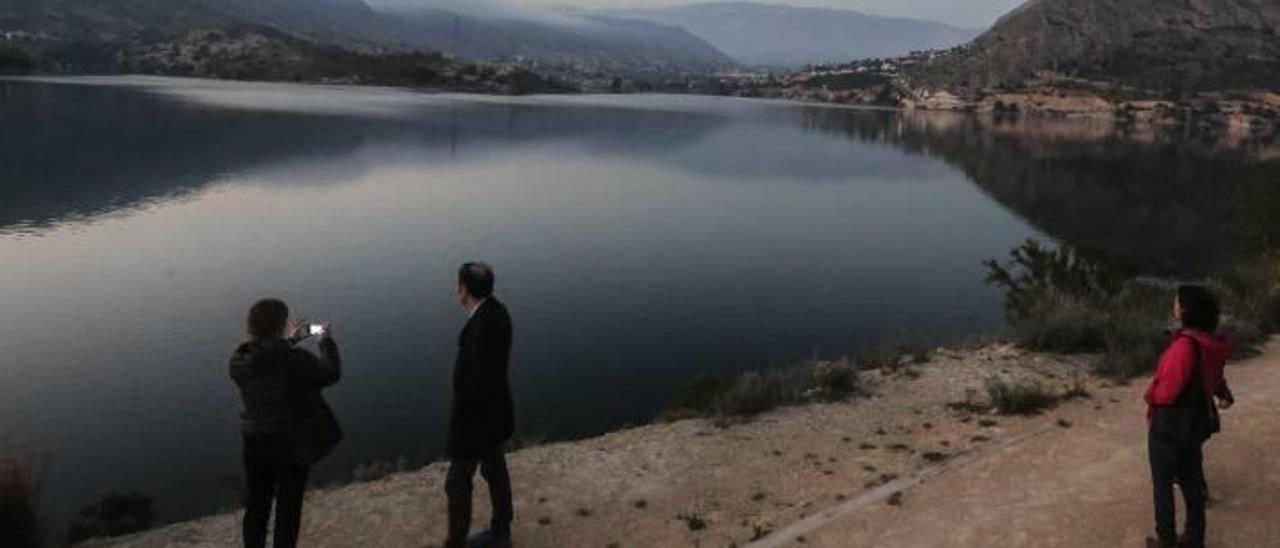 El embalse de Amadorio, en La Vila, lleno este invierno.