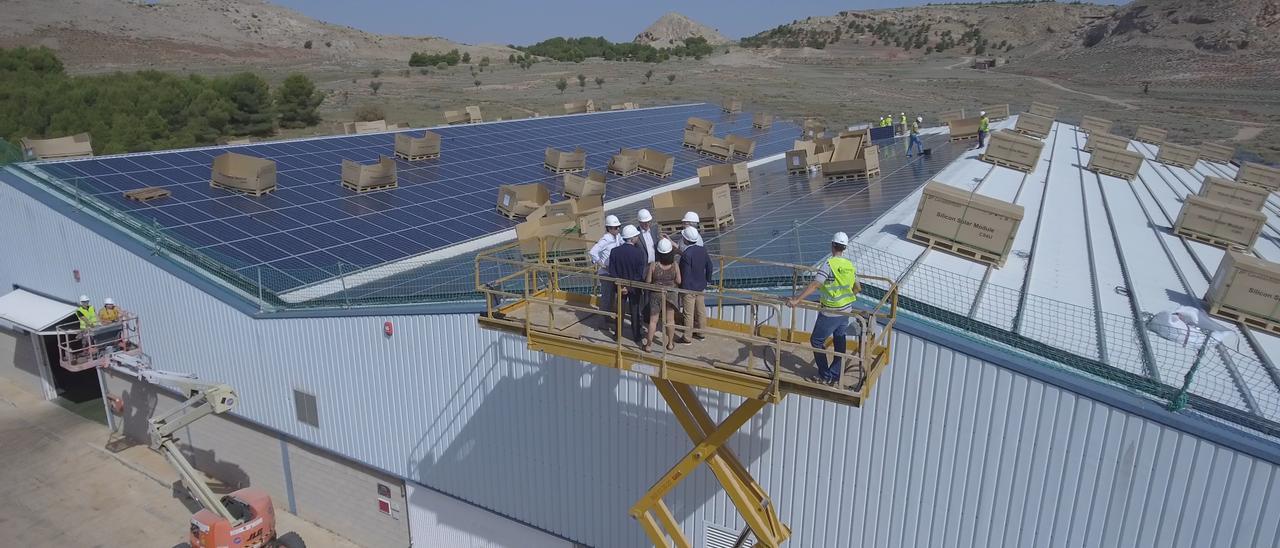 Trabajos de instalación de la cubierta fotovoltaica de Texathenea