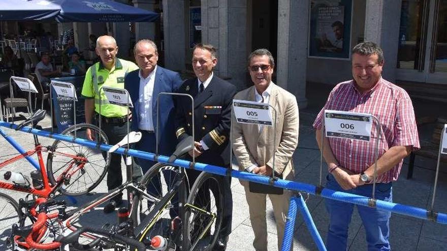 Presentación del triatlón, ayer, en la Praza do Concello. // D.P.