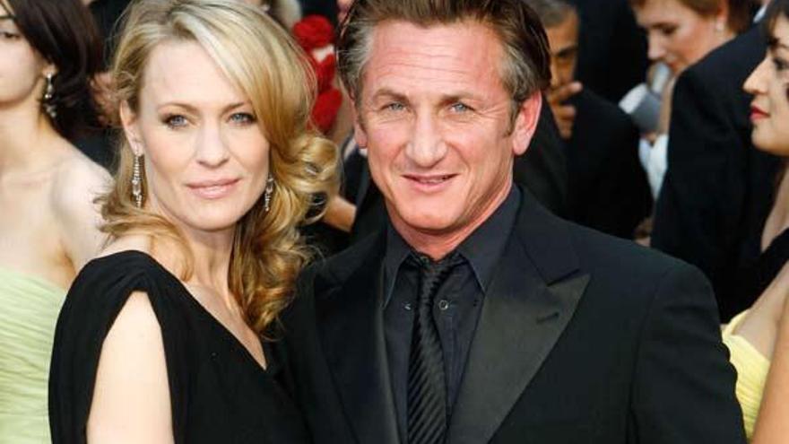 Sean Penn y Robin Wright posan en la alfombra roja del Kodak Theatre.