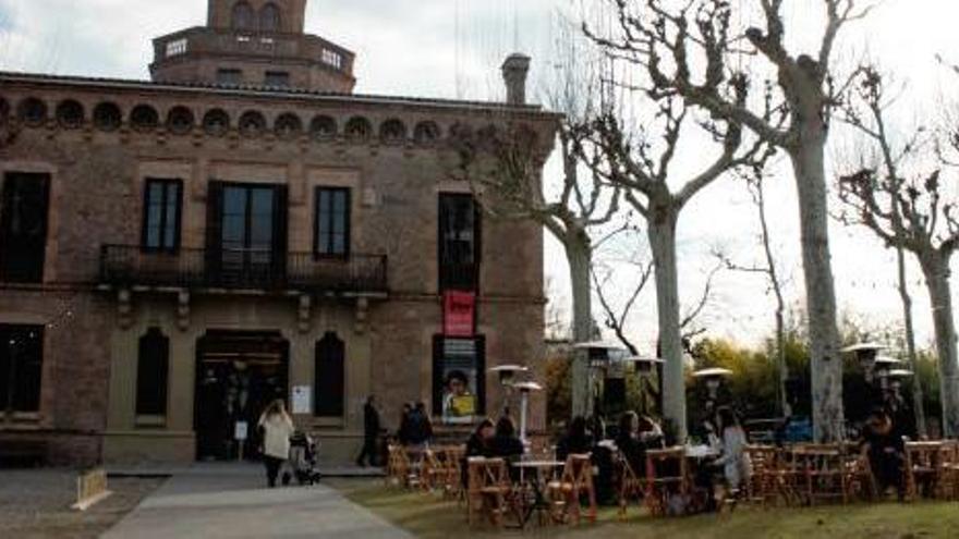 Vista de la Torre de l&#039;Amo des del pati, espai per a les &#039;food trucks&#039;