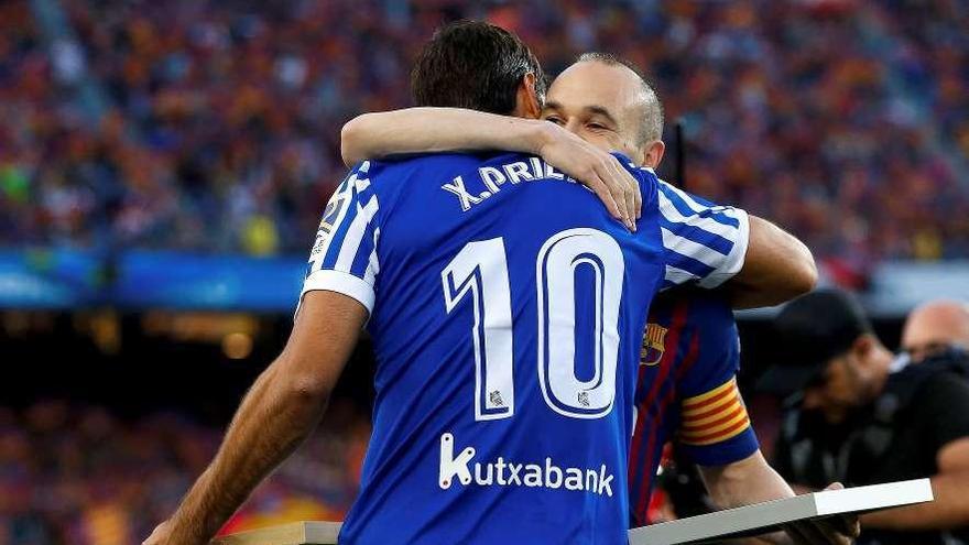 Iniesta y Xabi Prieto se abrazan antes de empezar el partido.