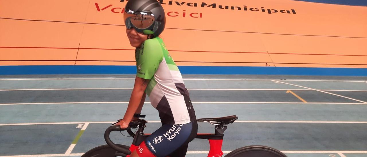 La extremeña Isabel Yinghua Hernández, en el velódromo de Valencia.