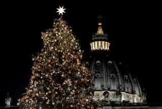 El Vaticano enciende su tradicional árbol de Navidad en la plaza de San Pedro
