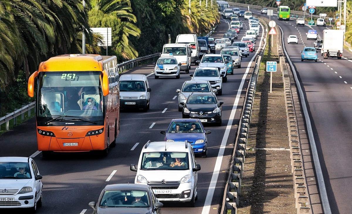 El sentido descendente de la TF-5 (izquierda) tendrá un tercer carril para evitar atascos como el que aparece en esta imagen. | MARÍA PISACA