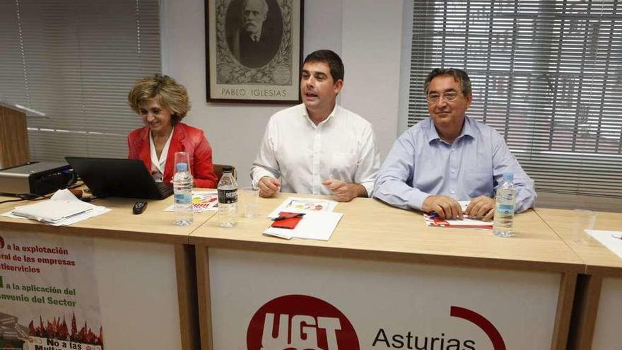 Fernando Díaz Arnaiz, entre María Luisa Carcedo y Toni Ferrer.