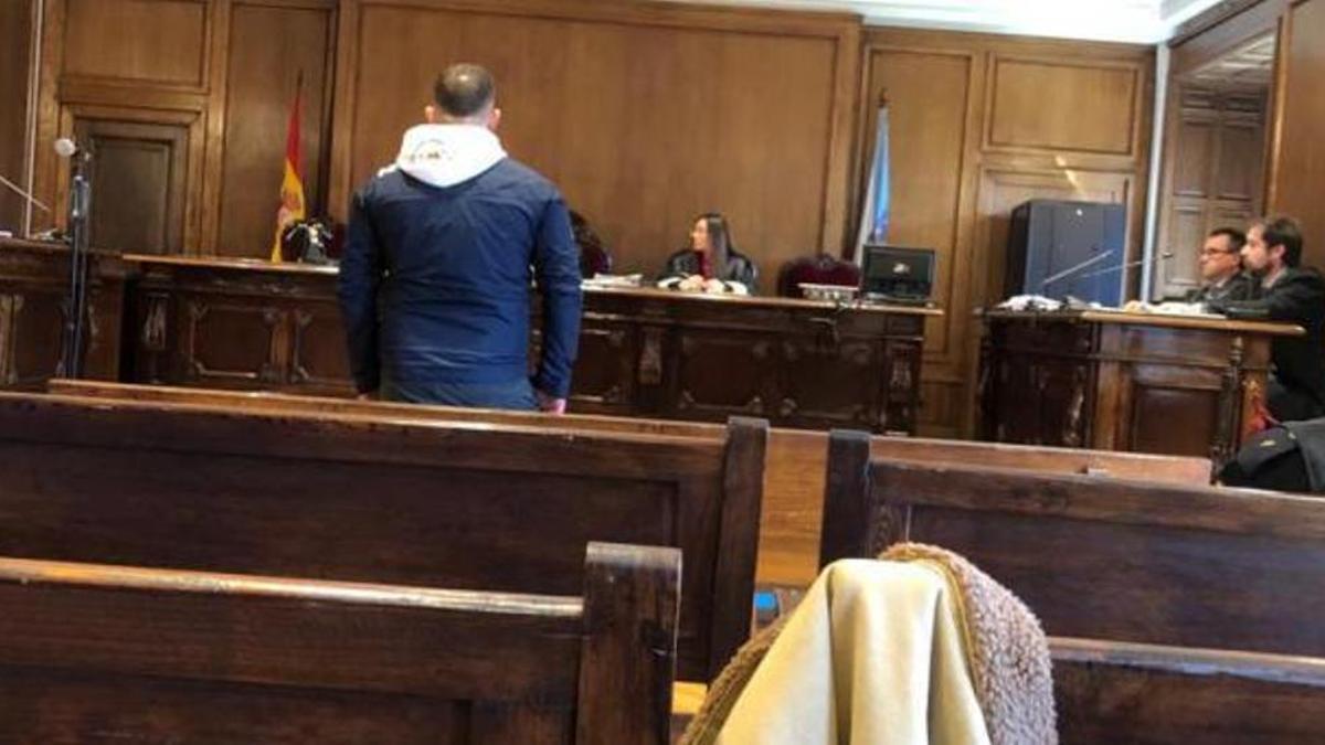 El acusado durante el juicio celebrado ayer en la Sección Cuarta de la Audiencia de Pontevedra.