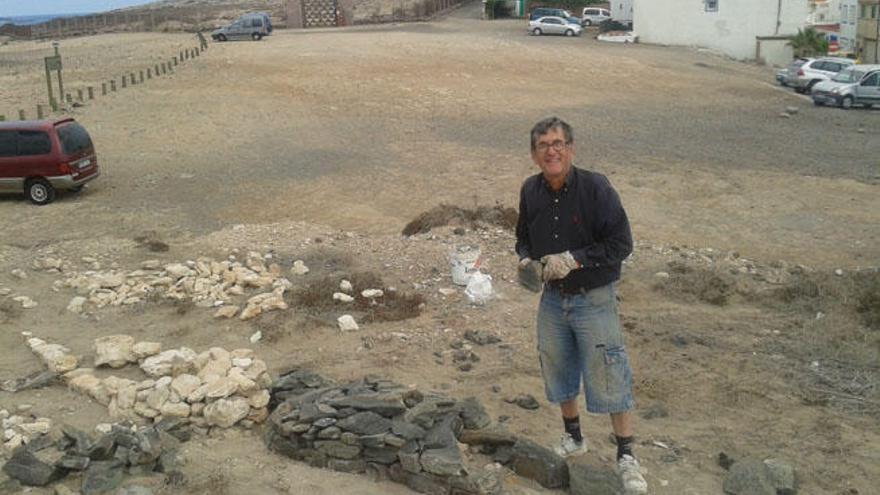 François Davin, a mediodía de ayer, trabajando en la creación de su obra en el montículo que hay junto al aparcamiento del barrio de Tufia. | la provincia / dlp