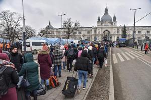 Lviv (Ukraine), 07/03/2022.- Ukrainian refugees at the train station in Lviv, western Ukraine, 07 March 2022. According to the United Nations (UN), at least 1.5 million people have fled Ukraine to neighboring countries since the beginning of Russia’s invasion on 24 February. (Rusia, Ucrania) EFE/EPA/VITALIY HRABAR POLAND OUT