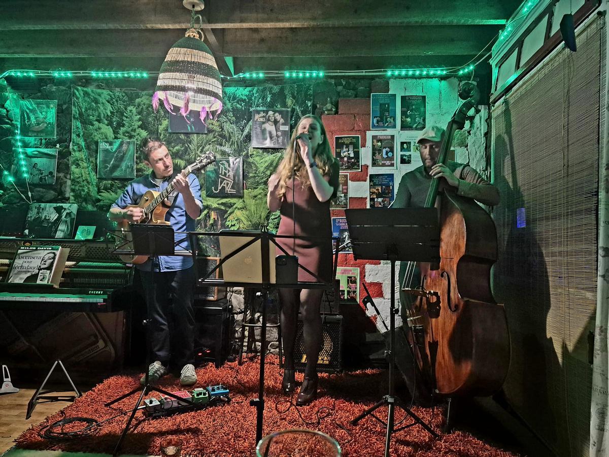 Lara Howvenaar, Marco Martínez (guitarra) y Alejandro San Pelayo, en La Casina del Jazz de Laviana