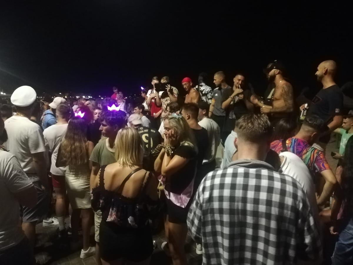 Jóvenes consumiendo alcohol en el paseo de la Platja de Palma, estampa habitual de los veranos.