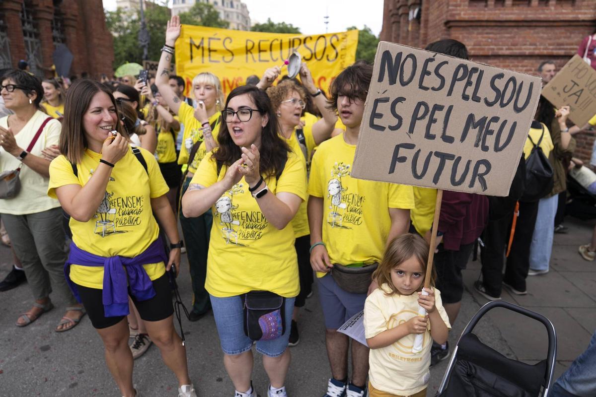 Manifestantes participan en una marcha por el centro de Barcelona durante una jornada de protesta del sector educativo