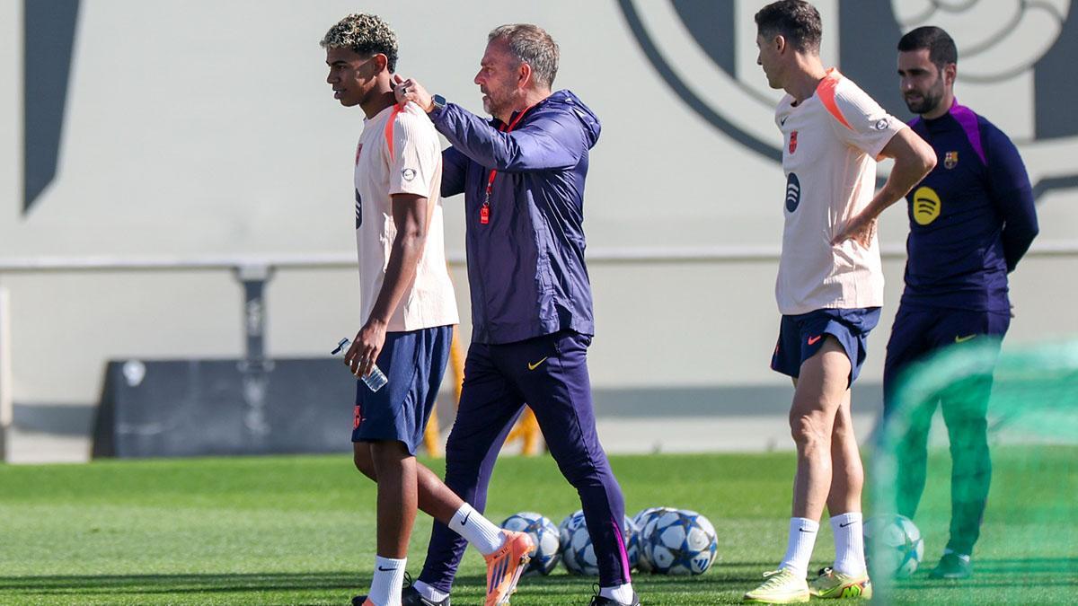 Lamine Yamal junto a Hansi Flick en el entreno