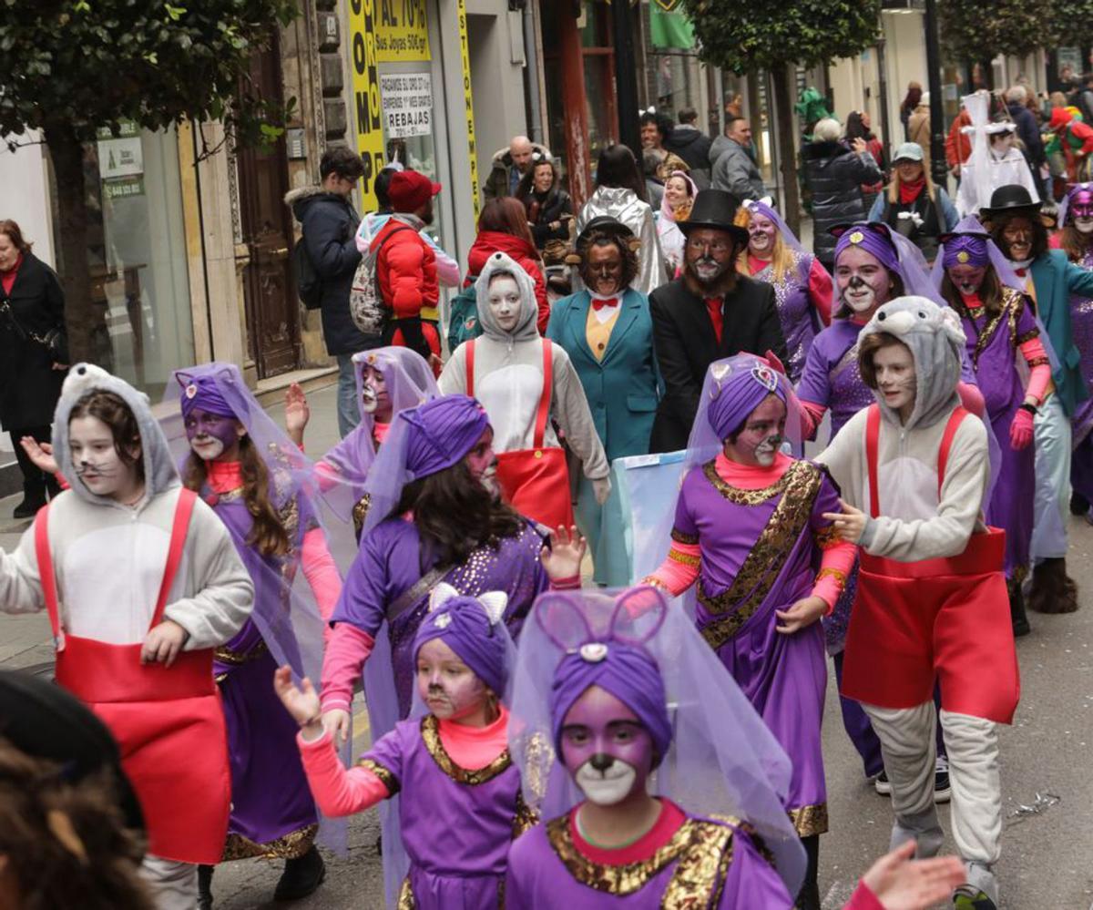 Los escolinos d’Avilés y Xixón antroxen nes aules y tamién na cai