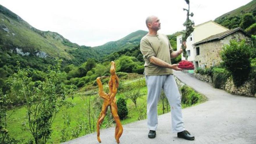 Lluis Antón Gutiérrez, con dos de sus obras, en Villabre.