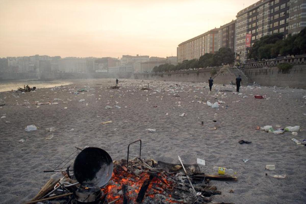 Restos de las hogueras en las playas de A Coruña.
