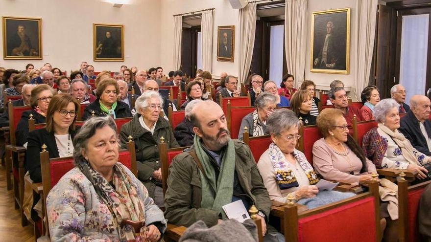 Público asistente al acto, con la cronista de Oviedo, Carmen Ruiz-Tilve, en primer término.